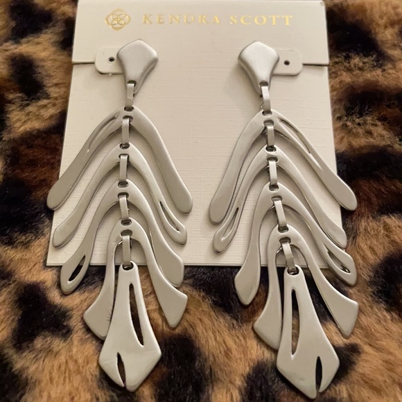 Kendra Scott Jewelry - 🌟🔥Kendra Scott Lotus Earrings NWT